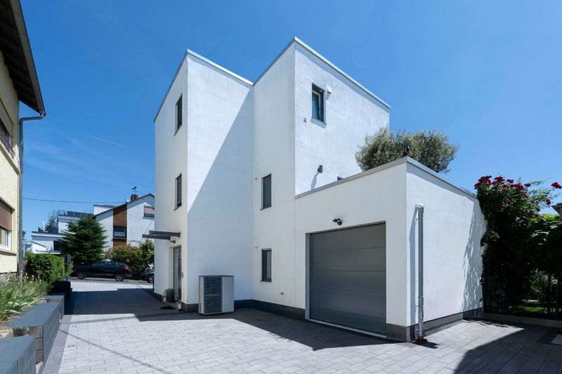 Einziehen, vermieten oder beides – Neuwertiges Zweifamilienhaus mit 280 m² in Hofheim-Diedenbergen